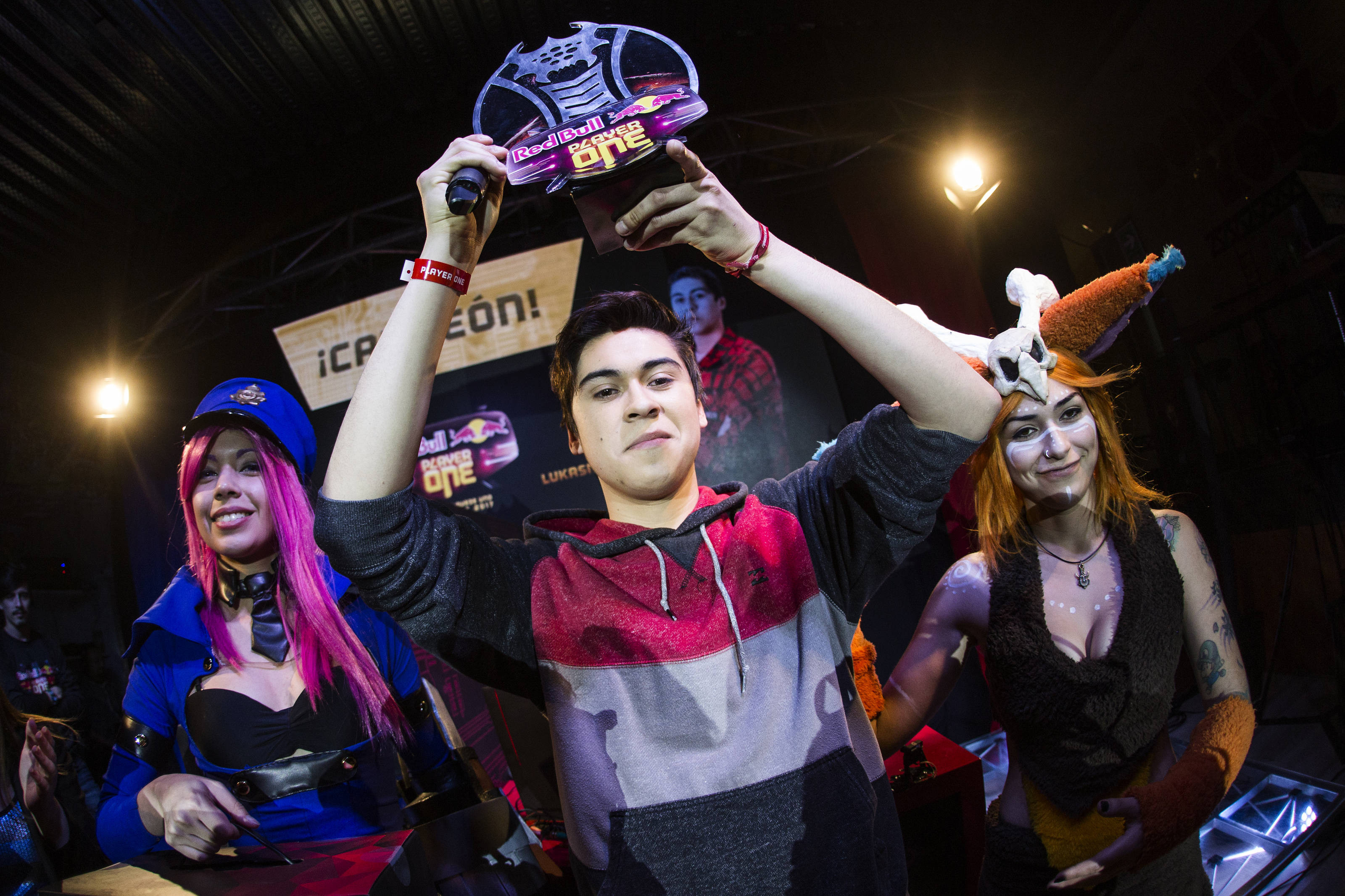 LukasNegro coronándose en la final del antiguo Red Bull Player One.